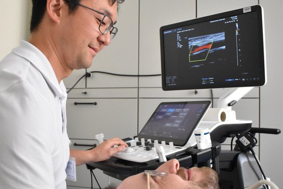 Chefarzt Prof. Dr. Chi-un Choe untersucht einen Patienten