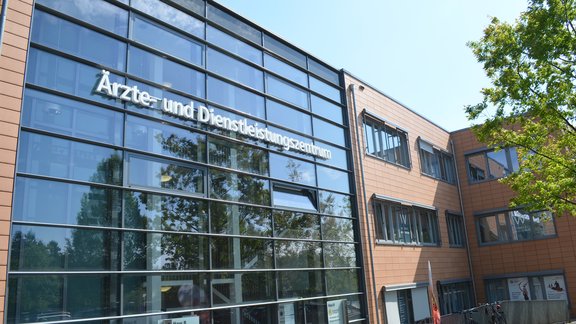 Gebäudeglasfront des Ärzte- und Dienstleistungszentrums