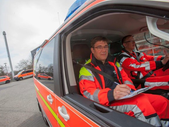 Notarzt und Fahrer sitzen im Notarztwagen
